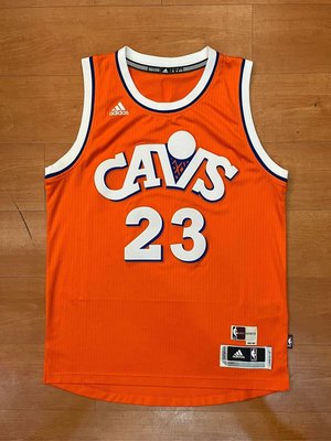 騎士奪冠🏆雙人組 一件球衣同時擁有 前姆斯 後Irving 稀有的夢幻逸品 NBA 騎士隊 復古卡通橘球衣