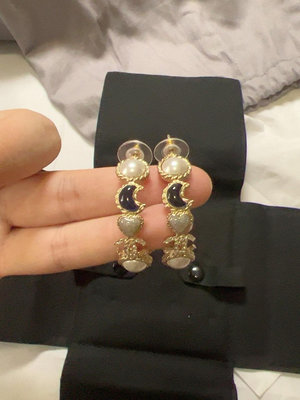 香奈兒耳環Chanel雙C半圓耳環、琺瑯寶石全新，正品、走驗