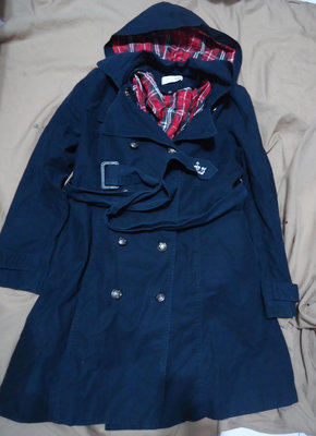 Dailo 深藍色雙排扣有內裡及腰帶連帽長大衣,50%棉,尺寸約L,肩寬40.5cm,胸寬51cm,少穿降價出清