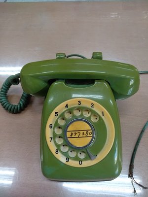 早期台灣 600型電話  墨綠色稀有 有退色及使用痕跡 ~ 整機完整