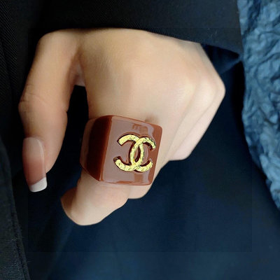 小香風Chanel字母雙C彩色系列亞克力造型戒指！夏天必備款一戴就忍不住想夸的一款，帶Logo簡約的設計，超 NO46832