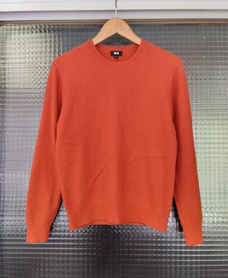 日本品牌 Uniqlo 暖橘紅色 100% Cashmere 喀什米爾山羊絨柔軟保暖圓領長袖羊毛衣（男）