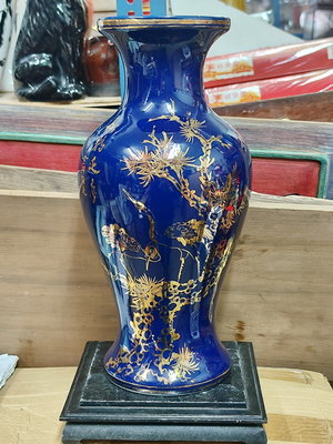 珍藏一隻漂亮的"金門陶瓷厰"所製作的松鶴大花瓶,精緻的描金雙鶴圖騰,落款（松鶴延年）
