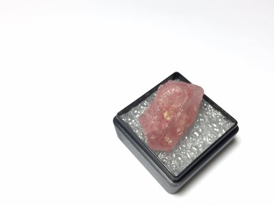 【Texture & Nobleness 低調與奢華】精品影片礦區 原礦 標本 -稀有草莓晶- 5.56克