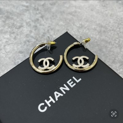 Chanel 金色圓圈LOGO耳環《精品女王全新&amp;二手》