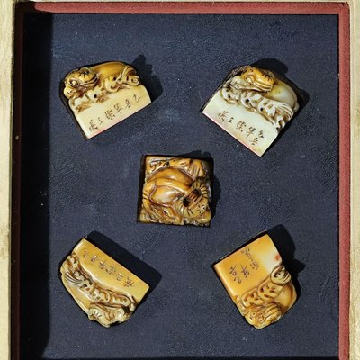 珍藏壽山石田黃凍石手工雕刻五牛牛鈕印章，印章尺寸約為：3.6×2.2×3.5厘米左右，印章凈重261克，10800