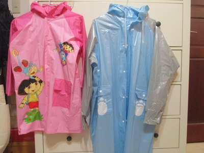 二手E-DA THEME PARK藍色兒童雨衣(約130公分)送二手DORA粉紅色兒童雨衣(約100公分)-買一送一梅雨