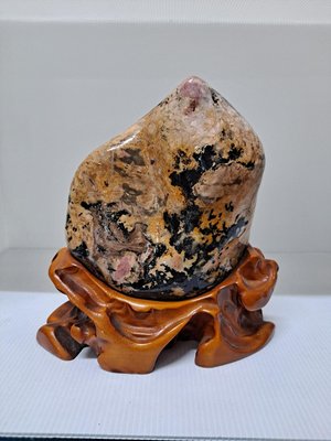 奇石-雅石-花蓮石-玫瑰石，高20寬15厚10公分，重3.5公斤含台座-00043