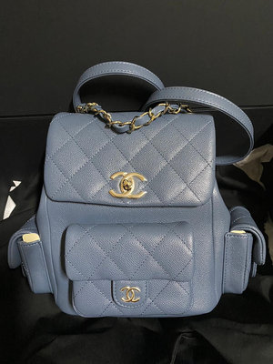 Chanel AS4398，Duma藍色荔枝皮後背包，金釦。