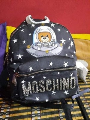 全新全配MOSCHINO 太空 熊熊 星星 圖案 後背包，附防塵套和保卡原價25000元。