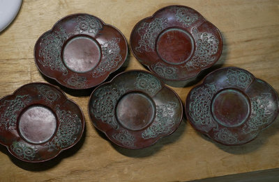 日本回流鑄銅，菊花紋，斑銅茶托。鑄造非常精美，銅的這么精致的