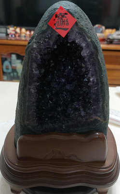 臻品水晶~天然烏拉圭ESP瑪瑙邊直立式金型紫水晶洞 含座重5kg