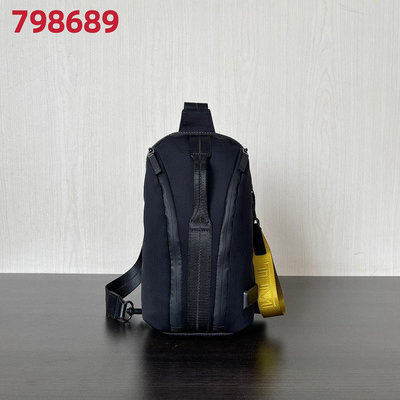 【MOMO全球購】TUMI 途米798689 男士胸包斜背包