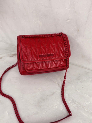 Miu miu 經典爆款  紅色 真皮 小牛皮 肩背包、鏈條包、郵差包 尺寸：21-16-6 cm 9成新以上，外觀完好 特價出售