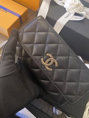 Chanel 23p 限量款 香檳金logo 黑荔枝皮中夾 $3xxxx 現貨在台