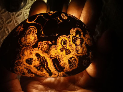 馬達加斯加瑪瑙原石，高浮雕大手把，可做擺件，龍紋燈影，尋有緣 615