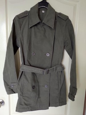 ［99go］年前特價 不議 日本 UNIQLO 軍綠色 純棉 長版風衣外套 L號 大衣