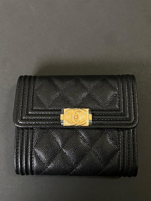 Chanel A80734，Boy黑荔枝金三折短夾。