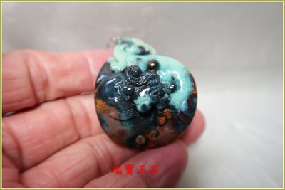 瑞寶玉石~天然藍玉髓(俗稱台灣藍寶)雕吊墬 總重約175.4 克拉【H6038】