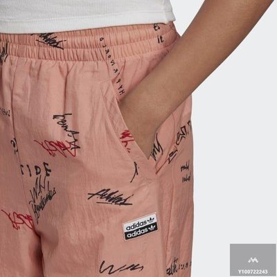 【Fashion™潮牌購】ADIDAS  愛迪達 三葉草 塗鴉 粉色 縮口褲 gd3043 運動褲