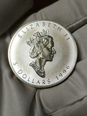 1996年加拿大一盎司銀幣，純銀999，中年伊麗莎白頭像。10507