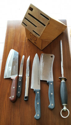 二手商品，七件商品一起賣，木製刀架+五把廚房用刀具+磨刀棍一支