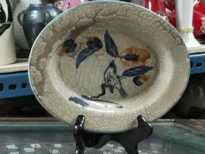 典藏級的台灣早期的花鳥古盤子一支,有自然窯變的現象