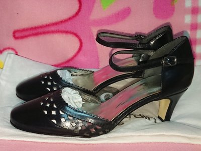 甜甜妞妞小舖 ☆品牌  Pierre Cardin 皮爾卡登 黑色女鞋真皮--中跟圓頭涼鞋--7.5號