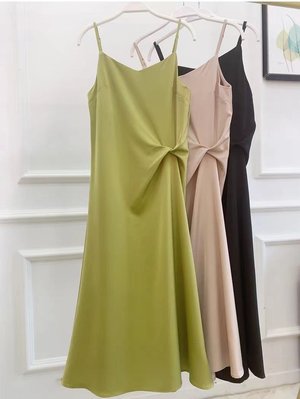 牛油果綠吊帶長裙法式2023年春季女裝內搭設計感吊帶連衣裙高級感