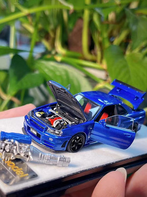 車模 仿真模型車PGM ONEMODEL GTR R34 金屬藍附引擎擺件 1:64車模靜態合金全開門