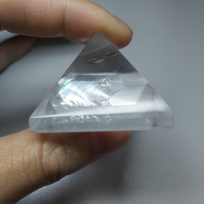 (免運費)白水晶金字塔帶彩虹光，晶王，磁場能量，消磁淨化，擺件，現貨，漂亮，七彩光，天然水晶，賺大錢，便宜，防輻射