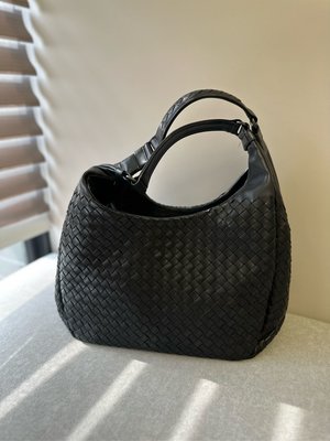 BV 真品Bottega Veneta 黑色 95新以上 經典羊皮， 編織 肩背包 全皮 彎月包 手提包 size 中款 約34cm