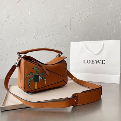 現貨-現貨 LOEWE 幾何包puzzle單肩側背包 牛皮品質 24*15*10CM簡約