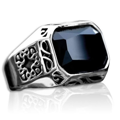 《 QBOX 》FASHION 飾品【RBR8-928】精緻個性復古方形黑鋯石鑄造鈦鋼戒指/戒環