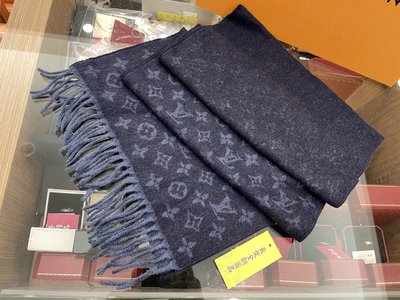 Hepsankeikka - Louis Vuitton Essential V-koru.Hinta 245€.
