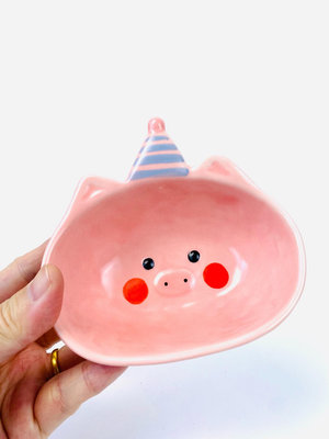【二手】碗 日本回流 GUOHE豬豬浮雕小碗 冰淇淋碗 干果點心酸 回流 瓷器 擺件【佟掌櫃】-3784