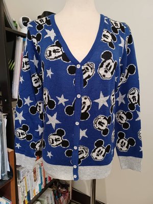 E hyphen World Gallery ♥日本品牌♥ 寶藍色素面 拼接米奇滿版 V領混紡 針織外套