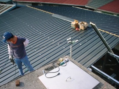 鐵皮屋搭建、屋頂防水、隔熱效果佳、每坪6500,盛餘鋼鐵鋁鋅55%可拉壯板材,聰明的你最佳選擇
