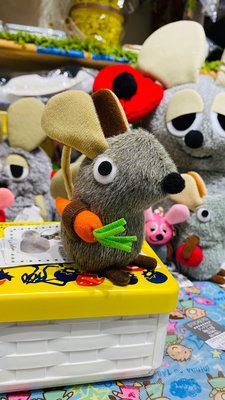 現貨-日本正版 日本繪本田鼠阿佛 紅花鼠Leo Lionni's Friends 絨毛娃娃 坐姿娃娃 田鼠阿佛絨毛娃娃 全長約11公分含耳朵及腳長度-金金洋行