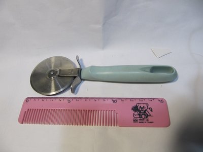 二手日本製不鏽鋼 比薩刀 (不銹鋼輪刀切片器、滾輪刀、披薩切刀、切餅刀)賣250元。