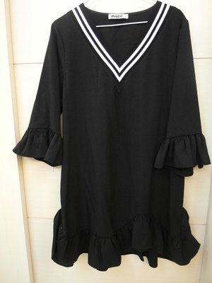 浪漫滿屋 MIUCO&amp;V領女裝上衣*連身裙(黑)