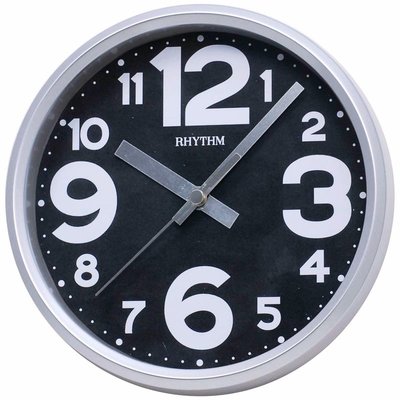 【神梭鐘錶】RHYTHM CLOCK 麗聲圓形時尚霧銀框黑面白色大數字靜音石英兩用掛鐘.座鐘 型號：CMG890GR19