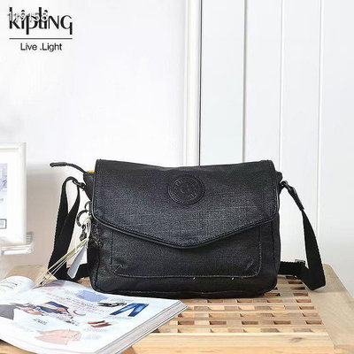小Z代購#Kipling 猴子包 K21550 皮革Logo 黑色 質感肌理紋 掀蓋拉鍊 斜背包 肩背包 休閒 旅遊 防水 時尚經典