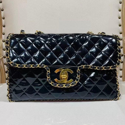 全配美品 Chanel vintage maxi CF黑金漆皮大logo金釦皮穿鍊貝嫂包鏈條包。尺寸33。成色很好！！價格也不錯 ！