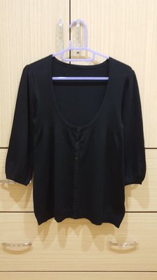 黑色大U領花朵造型釦羅紋七分小澎袖純棉針織外套罩衫