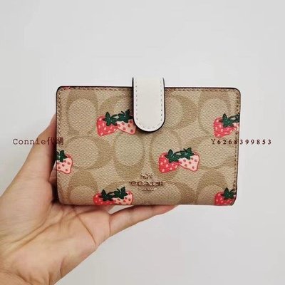 【MOMO全球購】COACH  91836 美國正品代購新款草莓印花中夾 女式錢包 卡包 折疊搭扣