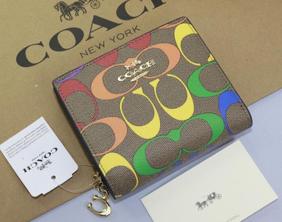 NaNa代購 Coach C4536 新款彩色印花女士短夾 女生零錢包 按扣卡夾 對折零錢包 附代購憑證
