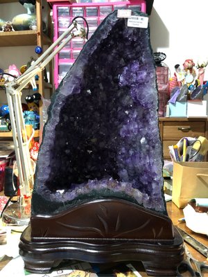 天然金型紫水晶洞～13.4公斤鈦晶洞～附實木底座