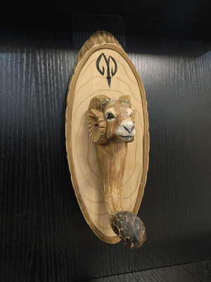 【現貨一個】天羽工藝木雕手工作品，寫實動物風格盤羊，盤羊衣帽