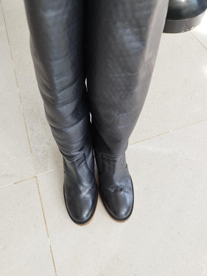 CHANEL 香奈兒高統女靴，39.5號，香港機場購買，保證正品，只穿過1、2次，九成新
